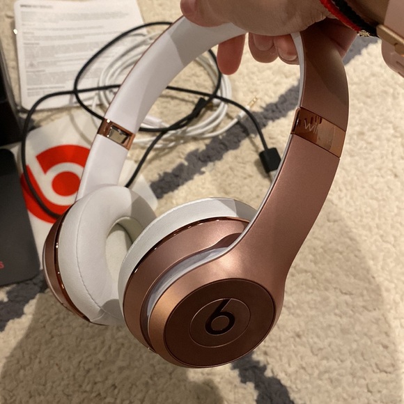 BEATS SOLO 3 WIRELESS HEADPHONES NEVER USED - Picture 5 of 12